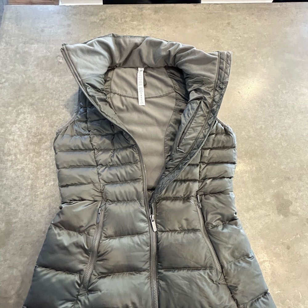 Lululemon goose down longline puffer vest. Size 4. Green. Pockets. New condition - Picture 6 of 13
